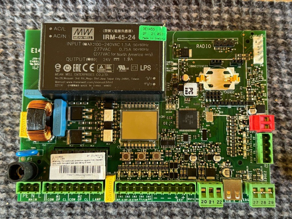 Steuerplatine einer Garagentor-Elektronik mit Anschlüssen und Funkmodul-Bereich