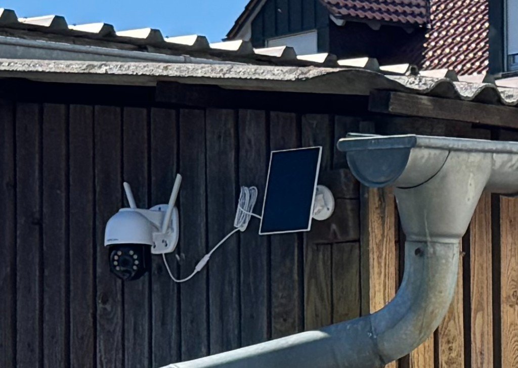 Foscam IP-Kamera mit Solarmodul an einer Holzfassade