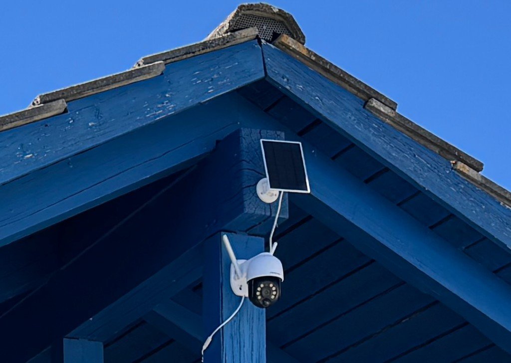 Funk-IP-Kamera mit Solarversorgung unter dem Dachüberstand