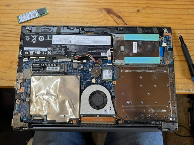 Laptop-Upgrade mit SSD auf der Werkbank